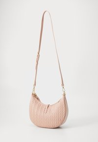 Κοντραρισμένη ροζ δερμάτινη τσάντα σε ημισεληνιαίο σχήμα, ρυθμιζόμενος ιμάντας, χρυσές λεπτομέρειες και κλείσιμο με φερμουάρ.