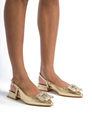 Ballerines dorées à talon slingback avec un bout pointu, en cuir métallisé, et un détail de boucle orné de strass ; talon bas.