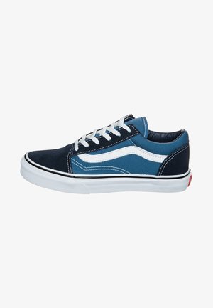 Sneaker in tela blu e navy con lacci bianchi, una striscia laterale in pelle bianca e un accento rosso sul tallone. Suola in gomma con rifiniture nere.