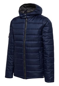 Veste matelassée bleu marine avec capuche, design matelassé, fermeture éclair, poches latérales et accents de marque sur le devant et la manche.