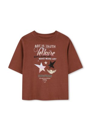 Roestbruine T-shirt met korte mouwen met bedrukte tekst "Art is truth Voltaire" en sterren, inclusief "Zadig & Voltaire" en Parijs adres hieronder.