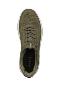 Zapatillas verde oliva con parte superior de malla texturizada, punta redonda, cordones en la parte delantera y suela de goma blanca. Presenta un logotipo en la lengüeta y en la plantilla.