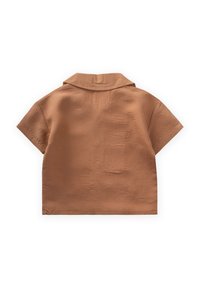 Košeľa s krátkym rukávom a golierom v teplej hnedej farbe. Vyrobená z hladkej tkaniny s jemnou textúrou a vo voľnom strihu.