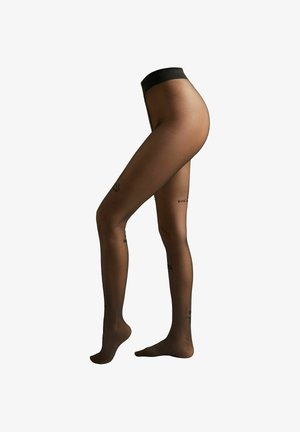 Przezroczyste czarne rajstopy o matowym wykończeniu, z wysokim stanem i widocznymi wzorami tatuaży na nogach, podkreślone gładką teksturą.