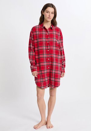 Rotes Karo-Hemdkleid mit langen Ärmeln, Knopfverschluss und abgerundetem Saum. Hergestellt aus weichem Stoff mit weißen und schwarzen Akzenten im Muster.
