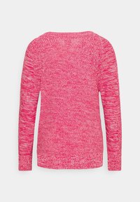 Pull tricoté à manches longues chiné rose et blanc avec col rond et poignets côtelés, montré de dos sur fond blanc.