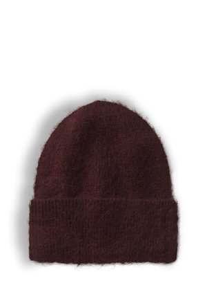 Bonnet en laine tricotée marron foncé avec revers, vu de face sur fond blanc.