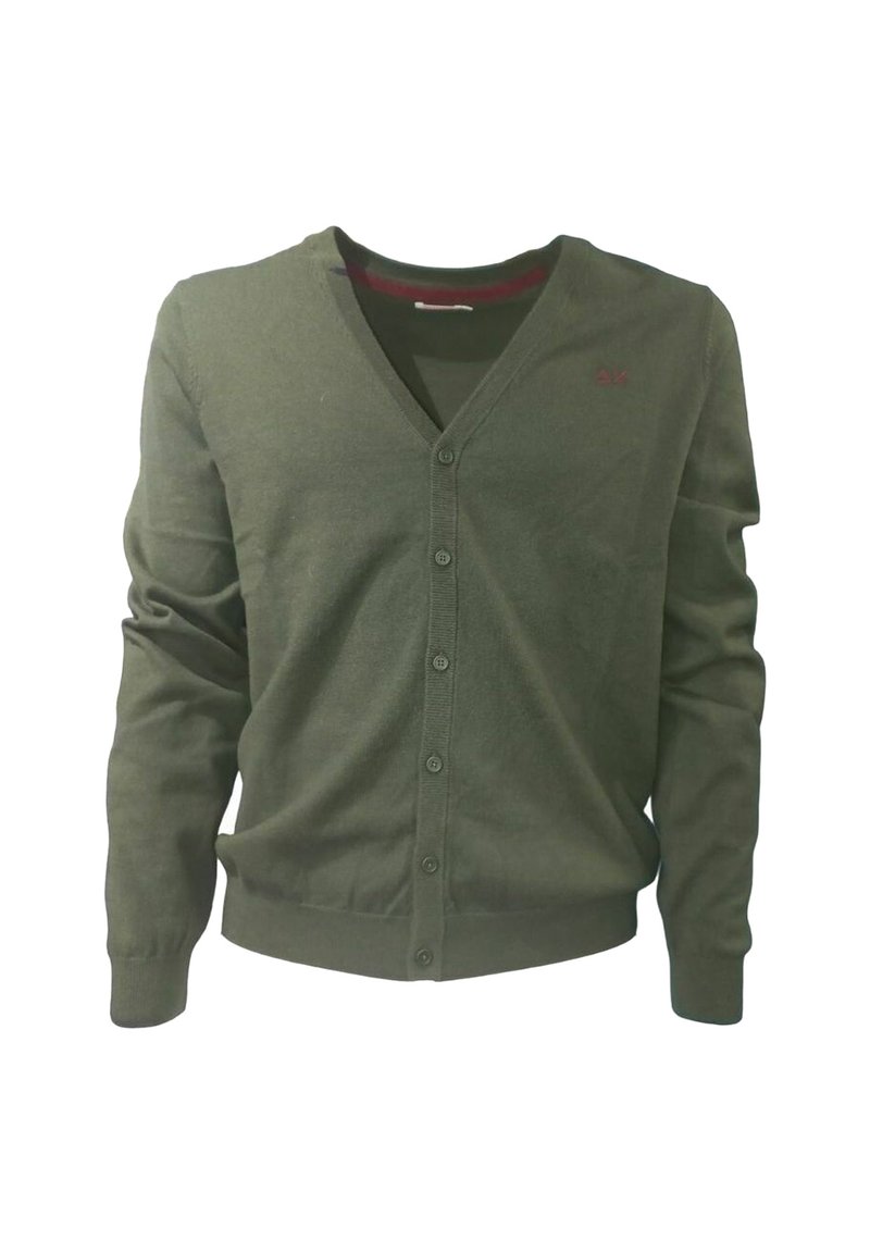 Grüne Strickjacke mit V-Ausschnitt, vorderer Knopfleiste, langen Ärmeln und gerippten Bündchen. Mit kleinem Logo auf der linken Seite.