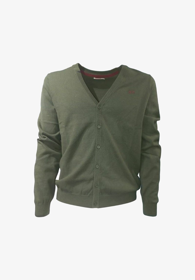 Grüne Strickjacke mit V-Ausschnitt, vorderer Knopfleiste, langen Ärmeln und gerippten Bündchen. Mit kleinem Logo auf der linken Seite.