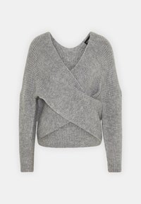 Pull en tricot gris avec un design croisé, une texture côtelée, des manches longues et un décolleté en V profond. Matière douce avec des coutures apparentes.