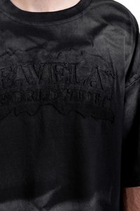 Mustardargune T-särk, millel on tekstureeritud tikkimine ja kiri "FAVELA WORLDWIDE" ees, lühikesed varrukad ja ümar kaelus.
