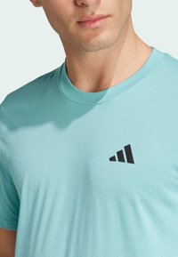 adidas Performance ESSENTIALS FEEL READY - Camiseta deportiva - mint ton   black