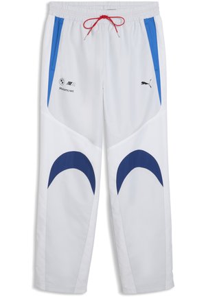 Białe spodnie sportowe z niebieskimi akcentami, czerwonym sznurkiem, logo BMW Motorsport i Puma oraz zakrzywionymi granatowymi wzorami na kolanach.