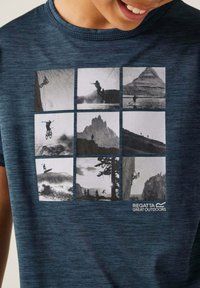 Marineblaues T-Shirt mit kurzen Ärmeln, das ein Raster aus neun Schwarz-Weiß-Aktionsbildern zeigt, die Outdoor-Sportarten und Aktivitäten darstellen.