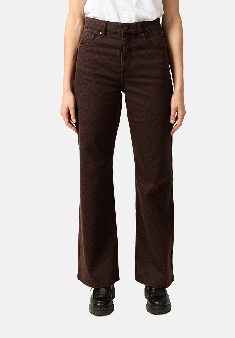 Bruna vida jeans med en subtil leopardmönster, tillverkade av denim med en texturerad yta. Inkluderar framfickor och en klassisk knäppning.