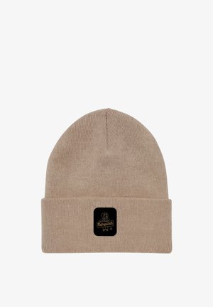 Berretto lavorato a maglia beige con risvolto. Presenta una toppa con logo nero e dettagli dorati. Texture morbida e design aderente.