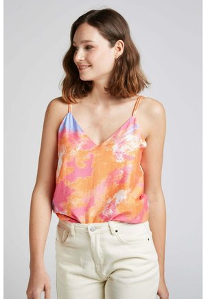 Top sans manches multicolore en dégradé orange, rose et bleu, avec des fines bretelles et un décolleté en V, texture légère.