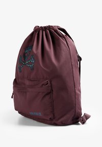 Mochila de tela burdeos con cordón, con un diseño de calavera azul, bolsillo frontal con cremallera y tira ajustable. Textura suave con forma estructurada.
