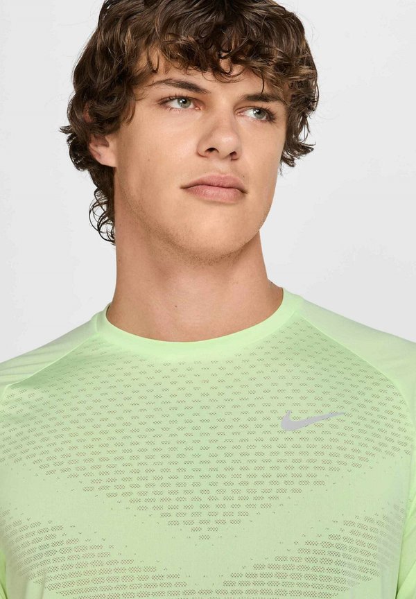 STRIDE TOP - Sports T-shirt - barely volt2