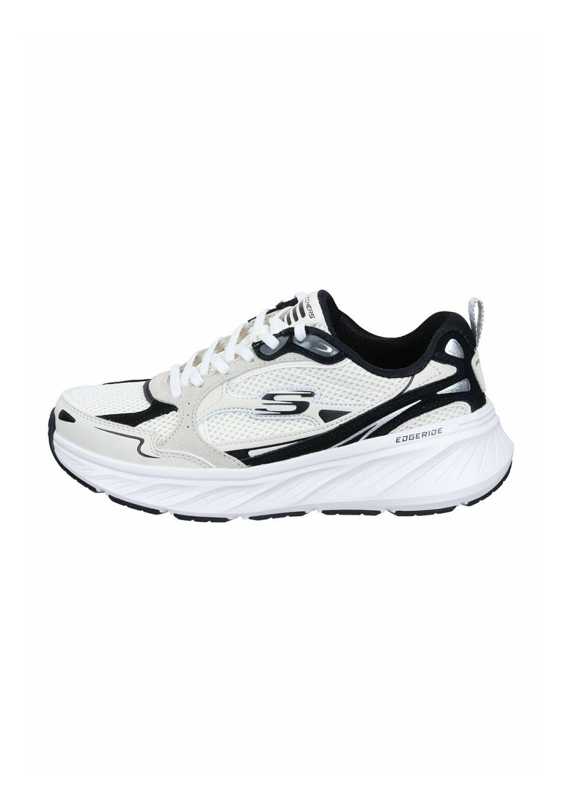Wit en zwart sportieve schoen met een bovenwerk van mesh, ronde neus en stevige zool. Bevat een logo aan de zijkant en een trekloop aan de hiel voor eenvoudig aan- en uittrekken.