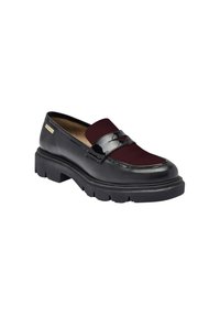 Mocassino nero e bordeaux con una fascia superiore in pelle verniciata, suola spessa nera e cuciture decorative lungo il bordo.