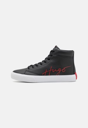 Schwarzer High-Top-Sneaker mit weißer Sohle, rotem „Hugo“-Schriftzug an der Seite, schwarzen Schnürsenkeln und rotem Fersenlaschen auf schlichthintergrund hellgrau.