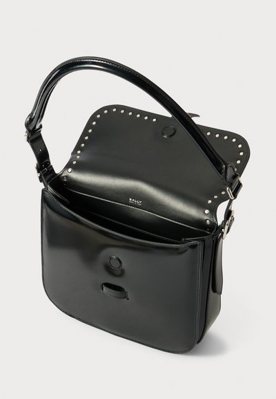 Borsa a mano in pelle nera con un design strutturato, texture liscia, dettagli in borchie argento lungo la parte superiore e una tracolla regolabile.