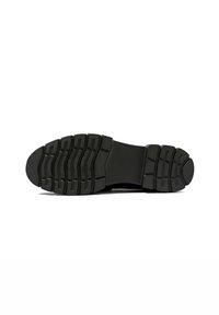 Suola di scarpa in gomma nera con superficie testurizzata caratterizzata da multiple scanalature e punti di flessione per presa e flessibilità. Design della punta arrotondata.