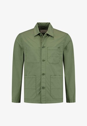 Veste en coton vert avec un col, une fermeture à boutons sur le devant, deux grandes poches poitrine et des poches latérales inférieures supplémentaires.