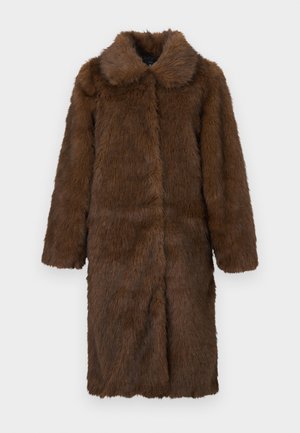 Barna műszőrme kabát széles gallérral, hosszú ujjakkal és közepes hosszúságú fazonnal. A textúra puhanak és bolyhosnak tűnik, amely dús megjelenést kölcsönöz.