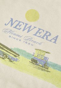 Canvasstoff med "NEW ERA" i blått, "Miami Beach" i kursiv, og et grafisk bilde av en gul sol og en strandscene.
