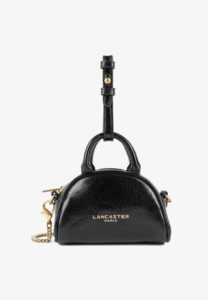 Zwarte leren handtas met een ronde vorm, gouden accenten, twee korte handvatten en een afneembare kettingstrap. Voorzien van ingekraste tekst "LANCASTER PARIS."