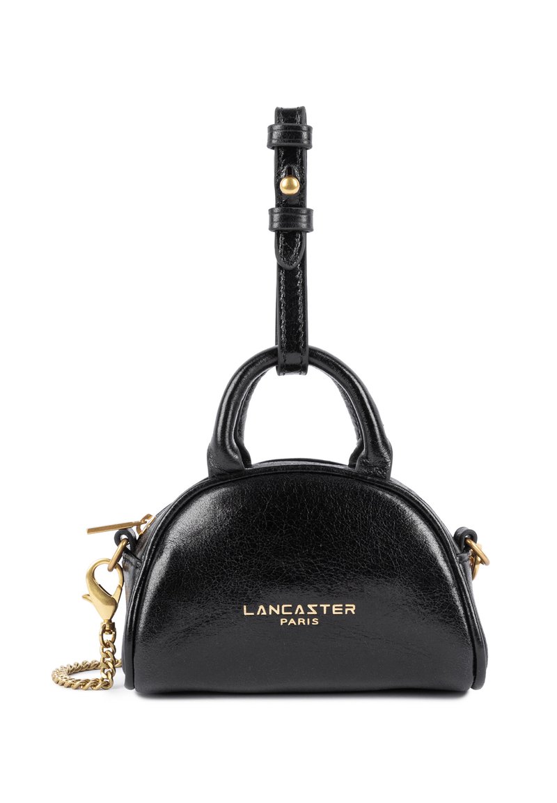 Borsa a mano in pelle nera con forma arrotondata, hardware dorato, due manici corti e una tracolla a catena rimovibile. Presenta il testo inciso "LANCASTER PARIS."