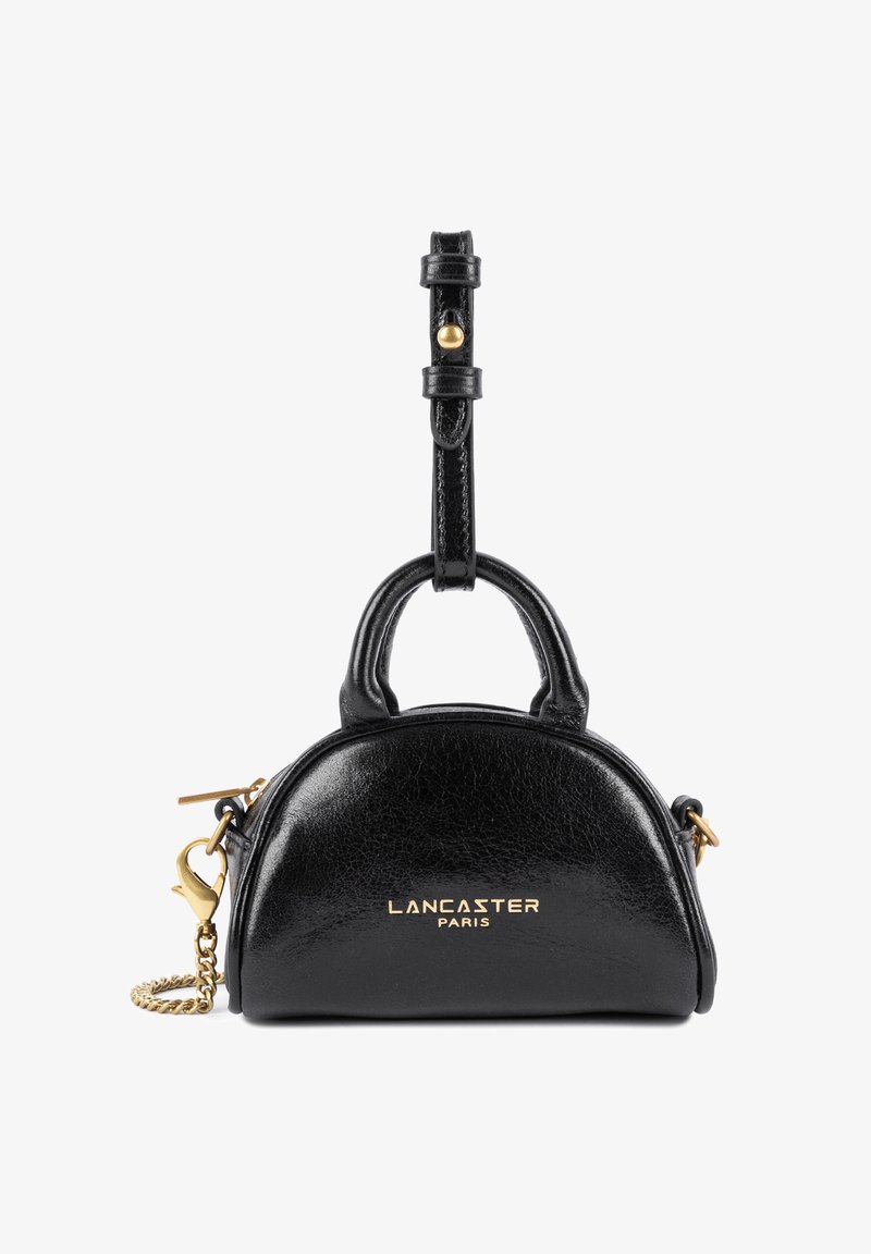 Zwarte leren handtas met een ronde vorm, gouden accenten, twee korte handvatten en een afneembare kettingstrap. Voorzien van ingekraste tekst "LANCASTER PARIS."