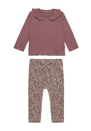 Langärmeliges, staubrosa geripptes Baby-Top mit Rüschenkragen und beigen Leggings mit braunem Blattmuster und Schleifendetail.