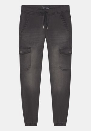 Ciemnoszare spodnie dresowe cargo z troczkiem w pasie, bocznymi kieszeniami na patki zapinane na guziki, przednimi kieszeniami oraz elastycznymi mankietami przy kostkach.