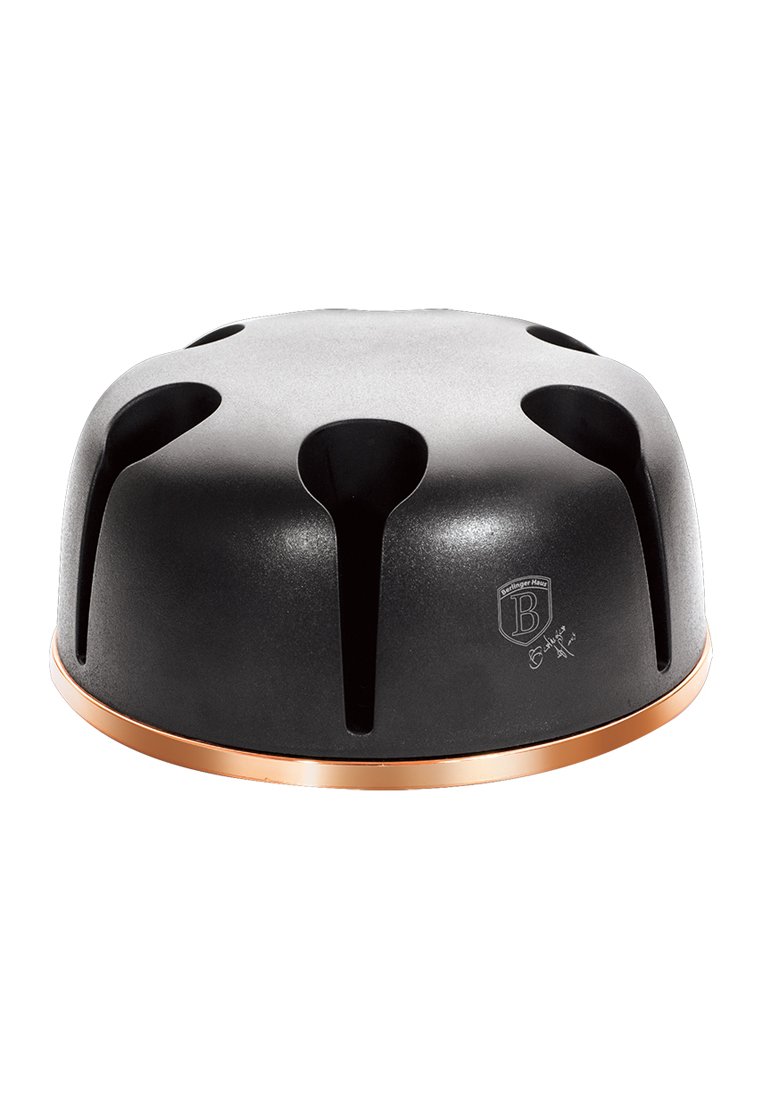 Černá, zaoblená servírovací mísa s výřezy pro úchopy a měděným akcentem na dně. Má texturovaný matný povrch a logo vyražené na boku.