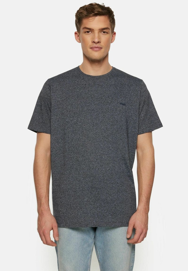 Krótki rękaw, t-shirt z okrągłym dekoltem w ciemnoszarym melanżowym materiale, o luźnym kroju. Posiada małe haftowane logo na piersi.