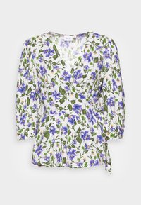 Blusa bianca con motivo floreale viola, scollatura a V, maniche puff a tre quarti e dettaglio in vita annodato. Tessuto leggero con una consistenza morbida.