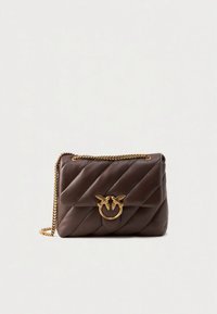 Barna steppelt bőrtáska arany színű láncpánttal és díszítő fémes részlettel, mely sas motívumokat ábrázol a fedélen.