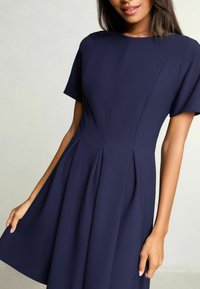 Lipsy REGULAR FIT - SHORT SLEEVE PLEATED - Vapaa-ajan mekko - navy