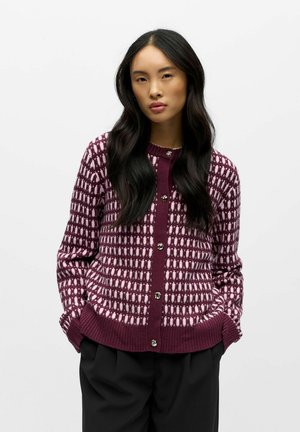 Cárdigan de punto burdeos con un patrón geométrico, que cuenta con un escote redondo, cierre de botones y puños y dobladillo acanalados.