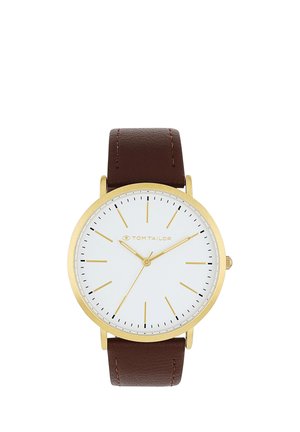 Goldene runde Uhr mit weißem Zifferblatt, dünnen goldenen Stundenmarkierungen und Zeigern sowie einem braunen Lederarmband. Markenname "Tom Tailor" auf dem Zifferblatt.