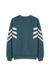 Teal sweatshirt med rund hals, ribbede manchetter og tre hvide chevron-striber på hver ærme. Glat tekstur, afslappet design.