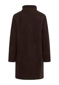 Manteau teddy marron foncé, manches longues, longueur moyenne, avec un col haut, vu de dos sur fond blanc.