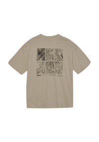T-shirt beige à manches courtes avec un motif abstrait noir et blanc en six panneaux et un petit texte imprimé au centre du dos.