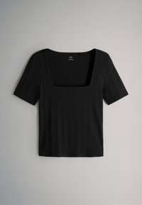 Top nero a costine con maniche corte, ampio scollo quadrato e silhouette aderente, disteso su uno sfondo chiaro.