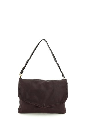 Borsa a tracolla in pelle marrone scuro con chiusura a patta e una singola tracolla regolabile con fibbie color oro.