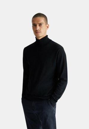 Maglione a collo alto nero con un design aderente, realizzato in tessuto liscio. Il collo è a costine e i polsini presentano un delicato dettaglio a costine.