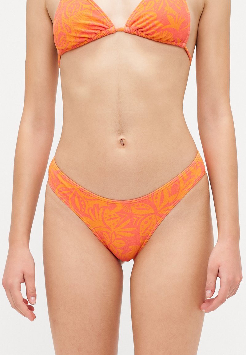 Elavates bikinit komplekt erksast oranžist kangast, millel on lehtede ja lillede mustrid. Kolmnurga kujuline topp kogutud detailidega ja klassikaline aluspükste lõige.